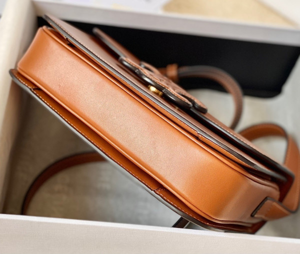 Ce**e classique triomphe bag