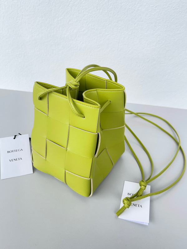 Bo*te*ga ve*ne*ta cassette bucket bag