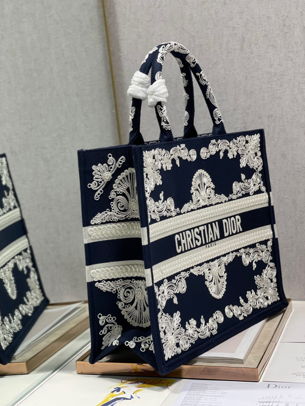 large D*or book tote