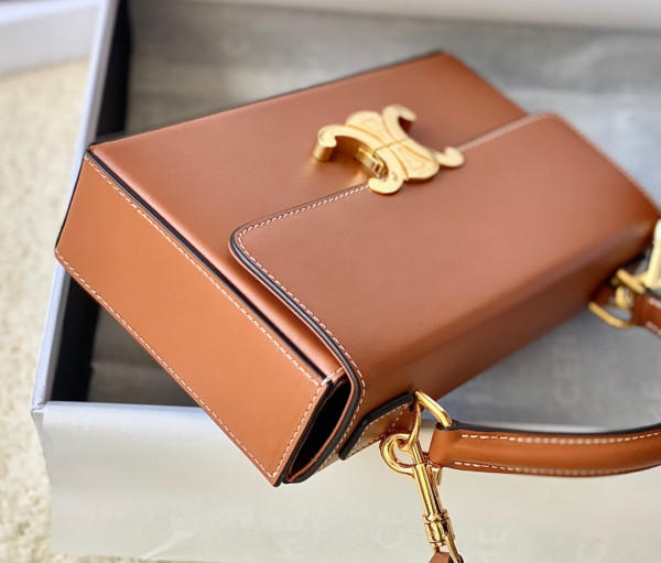Ce**e box triomphe in natural calfskin