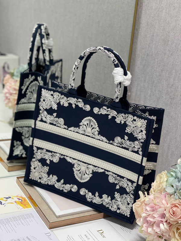 large D*or book tote