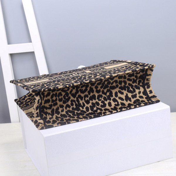 large D*or book tote