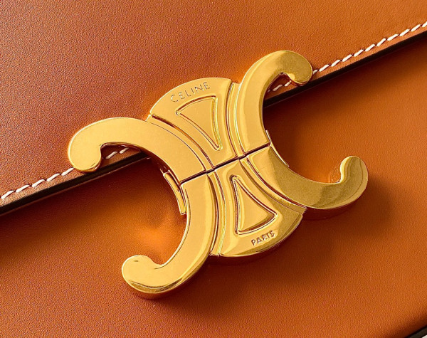 Ce**e box triomphe in natural calfskin
