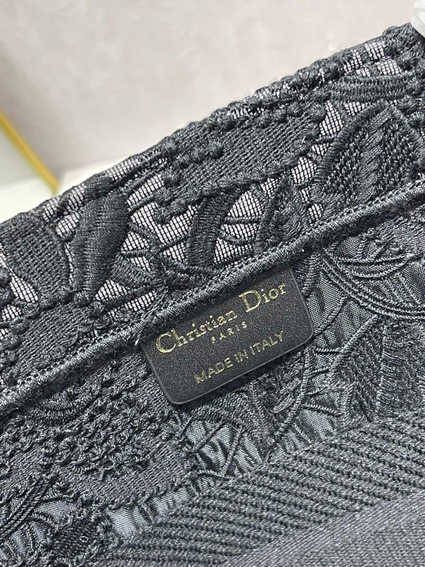 medium D*or book tote