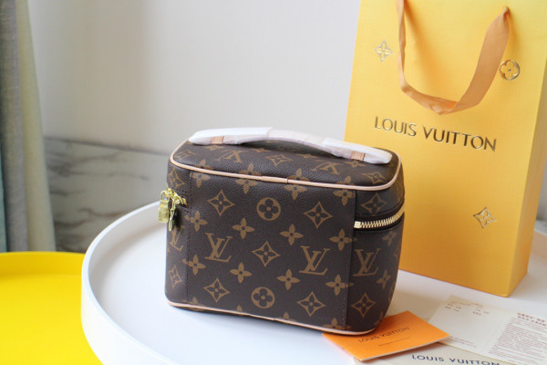 l**is V*t*n toiletry bag