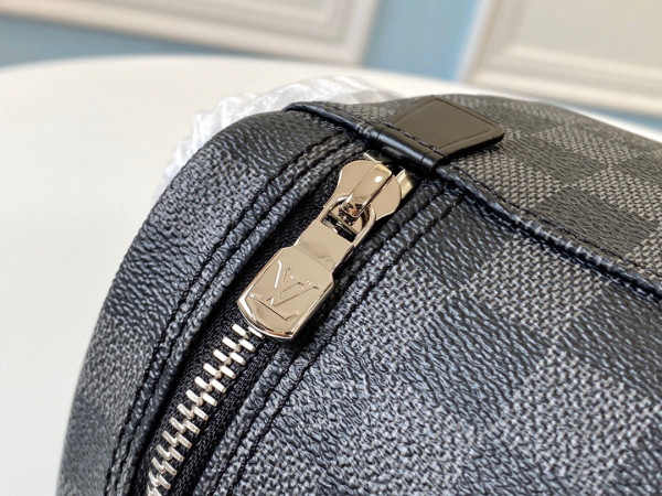 l**is V*t*n toiletry pouch
