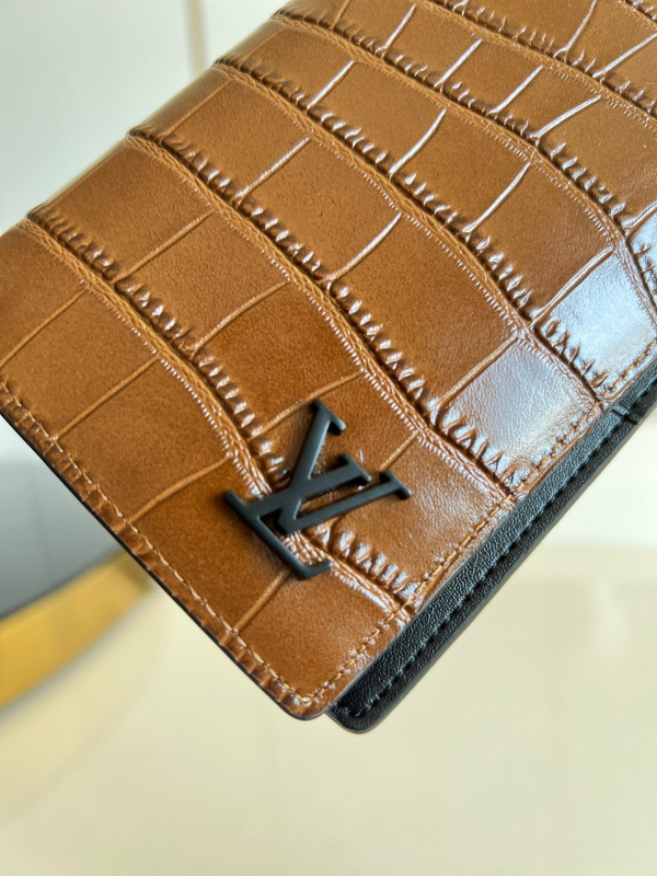 l**is V*t*n brazza wallet