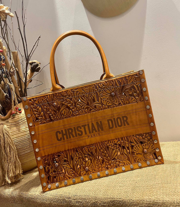 large D*or book tote
