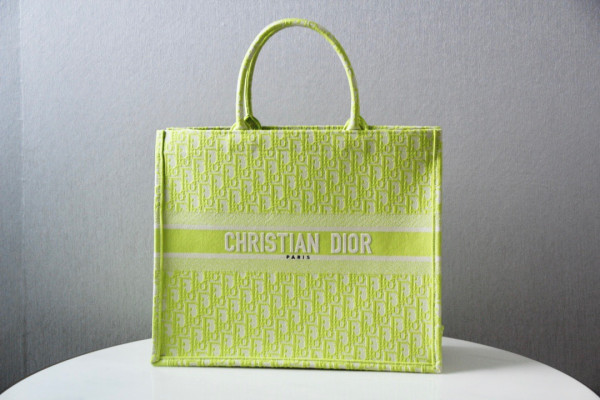 large D*or book tote