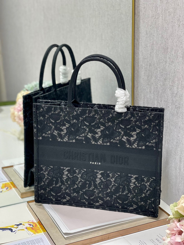 large D*or book tote