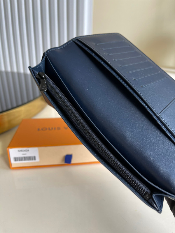 l**is V*t*n brazza wallet