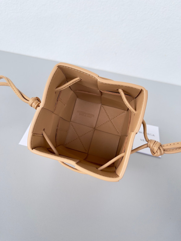 Bo*te*ga ve*ne*ta mini cassette bucket bag