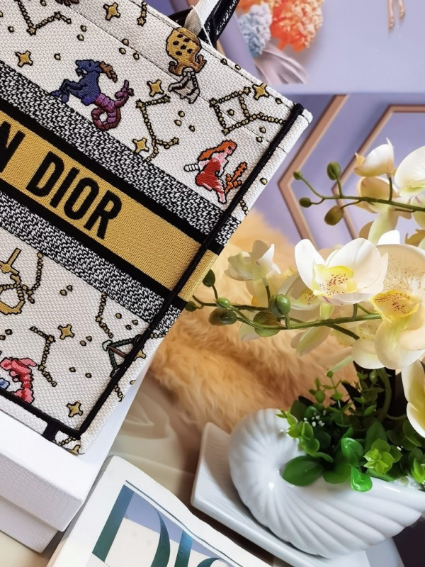 medium D*or book tote