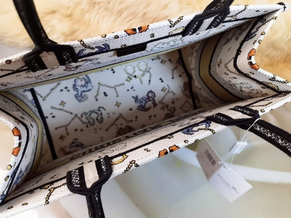 medium D*or book tote