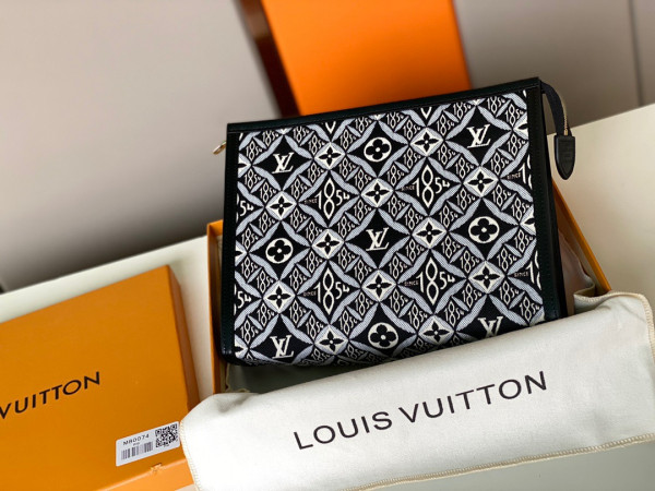 l**is V*t*n since 1854 toiletry pouch 26