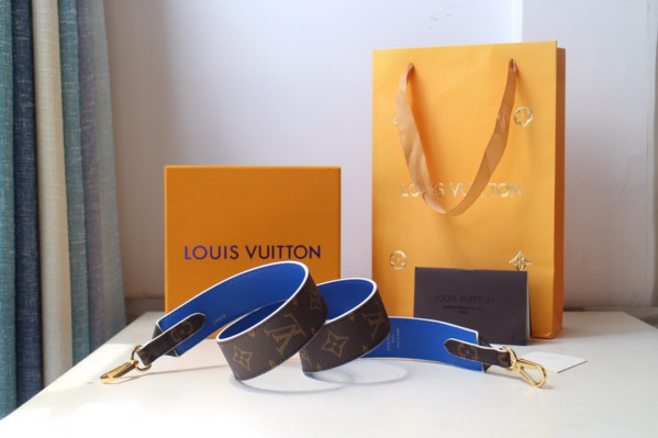 l**is V*t*n monogram strap