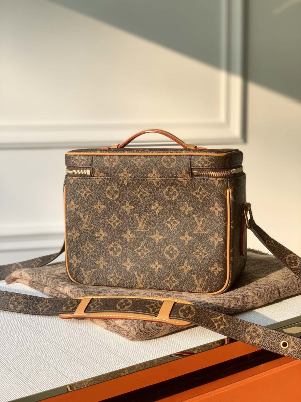 l**is V*t*n toiletry bag