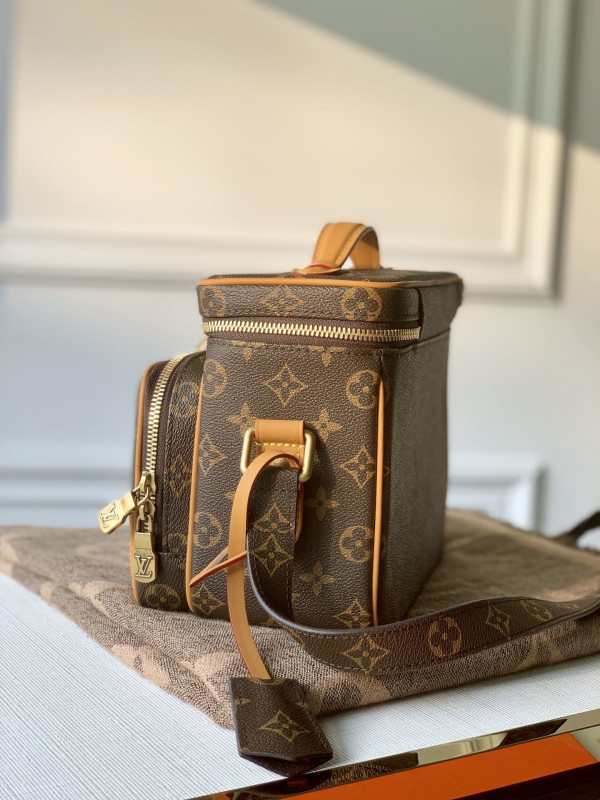 l**is V*t*n toiletry bag