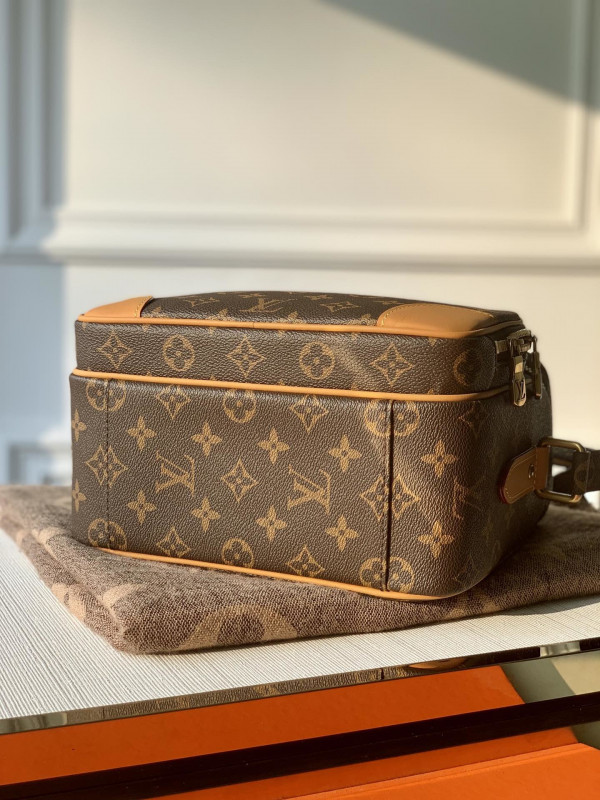 l**is V*t*n toiletry bag