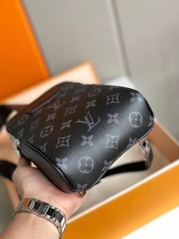 l**is V*t*n outdoor slingbag