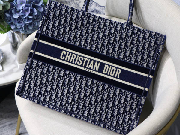 large D*or book tote
