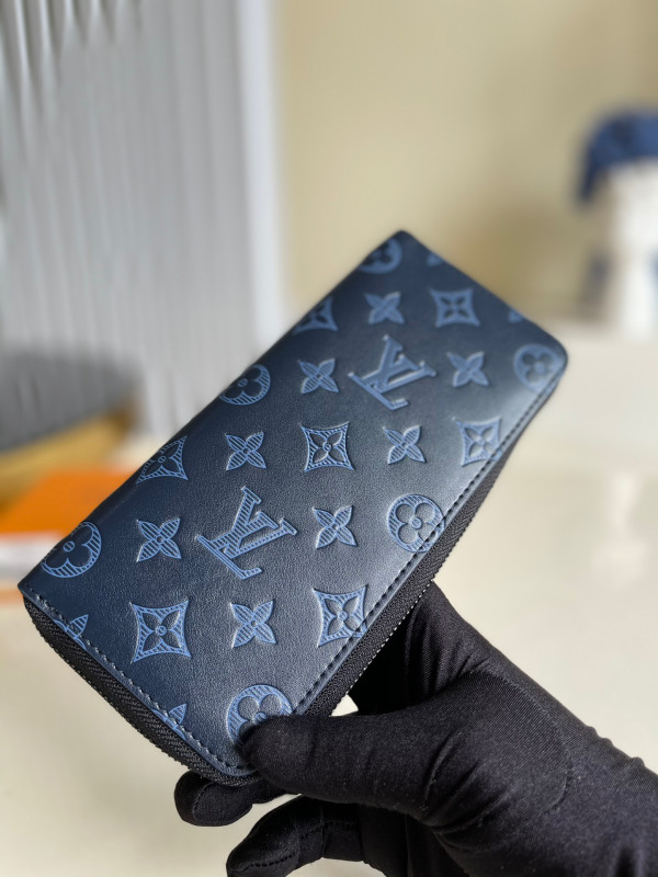 l**is V*t*n zippy wallet