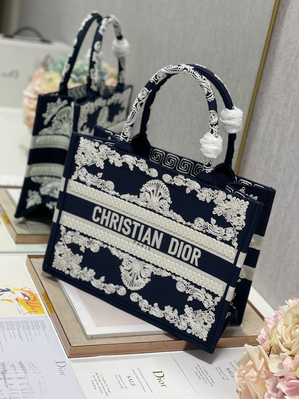 medium D*or book tote