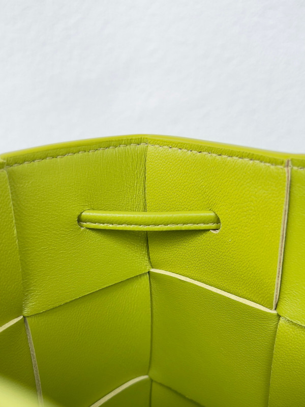 Bo*te*ga ve*ne*ta cassette bucket bag