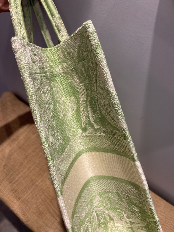 large D*or book tote