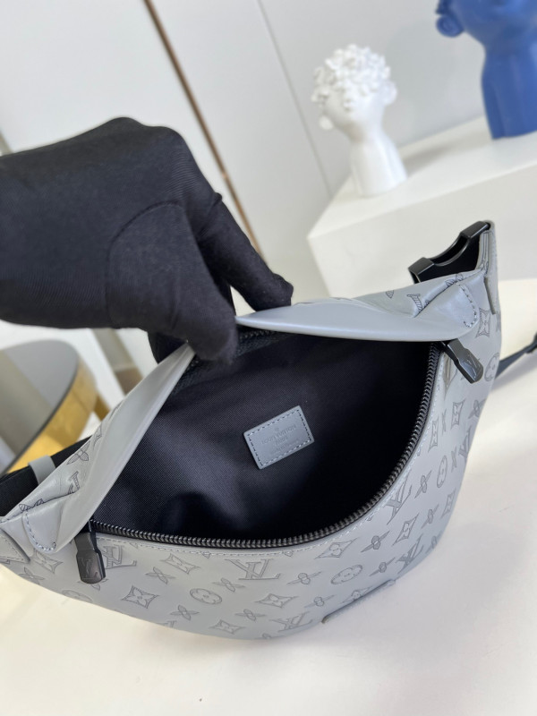 l**is V*t*n discovery bumbag