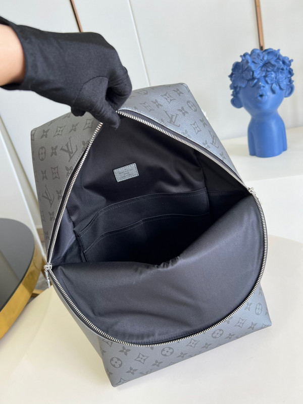 l**is V*t*n discovery backpack pm