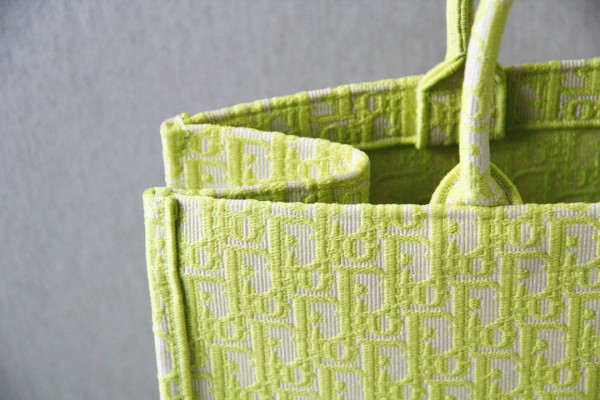 large D*or book tote