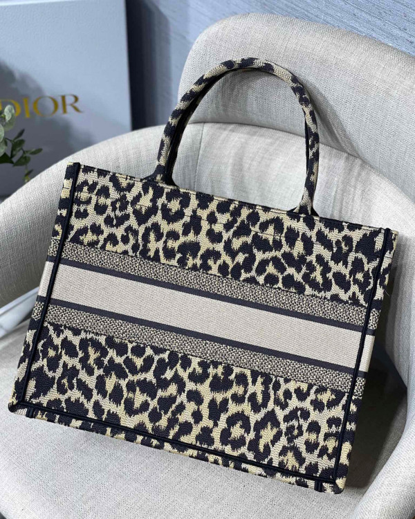 medium D*or book tote