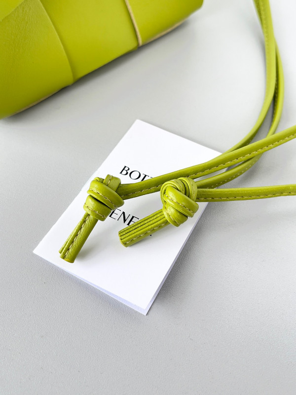 Bo*te*ga ve*ne*ta cassette bucket bag