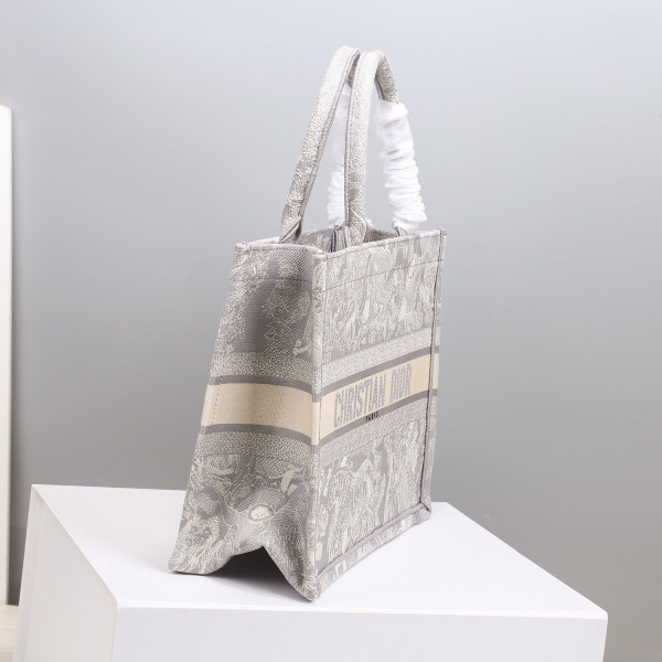 medium D*or book tote