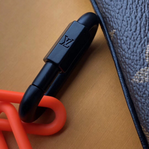 l**is V*t*n key pouch