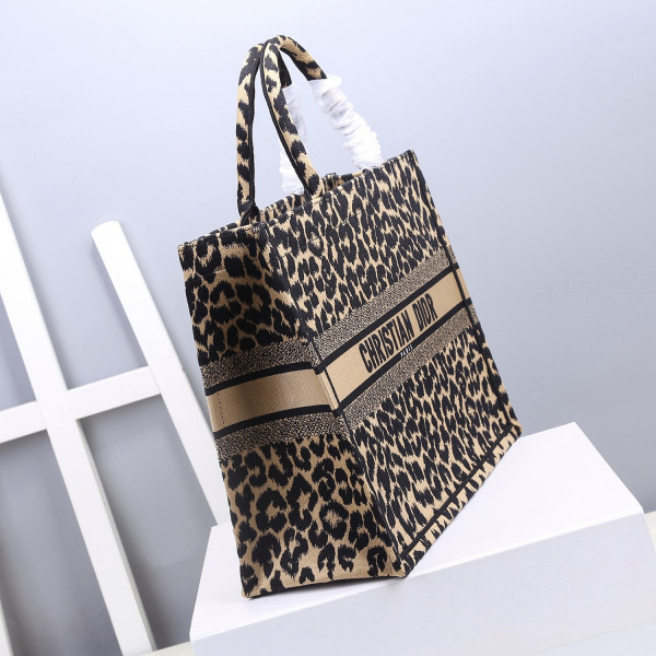 large D*or book tote