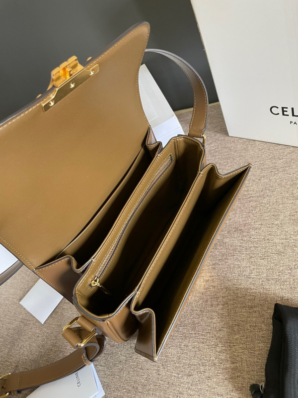 Ce**e classique triomphe bag