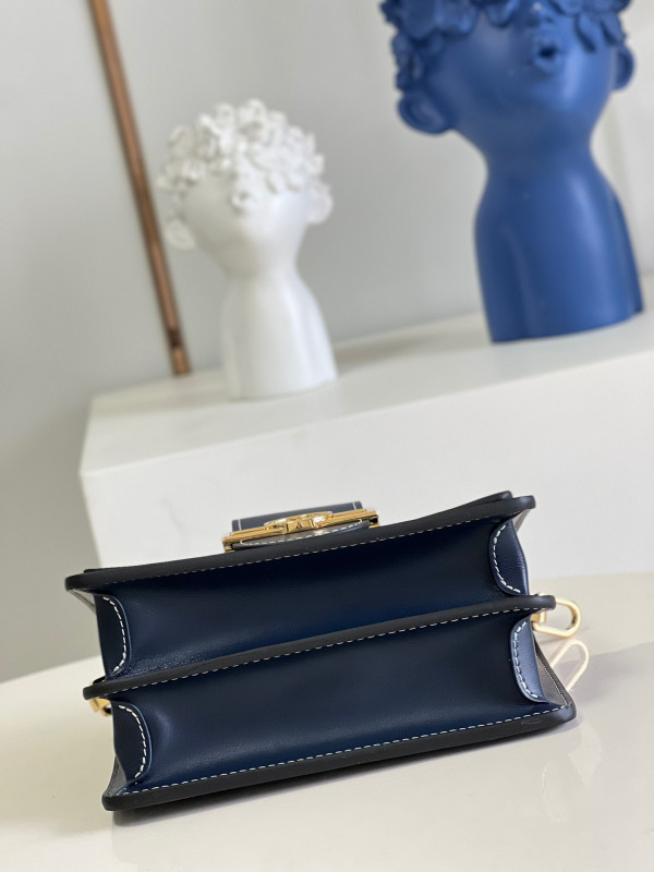 l**is V*t*n dauphine mini