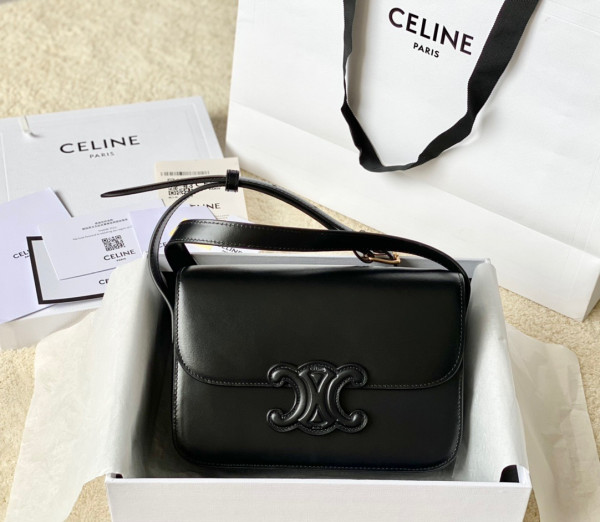 Ce**e classique triomphe bag
