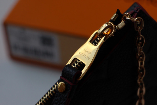 l**is V*t*n card holder recto verso
