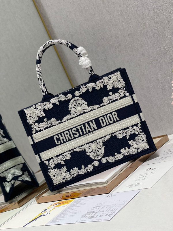 medium D*or book tote