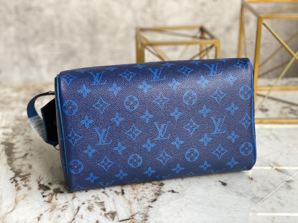 l**is V*t*n dopp kit toilet pouch