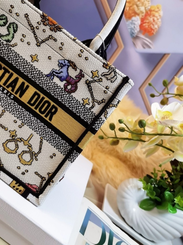 small D*or book tote
