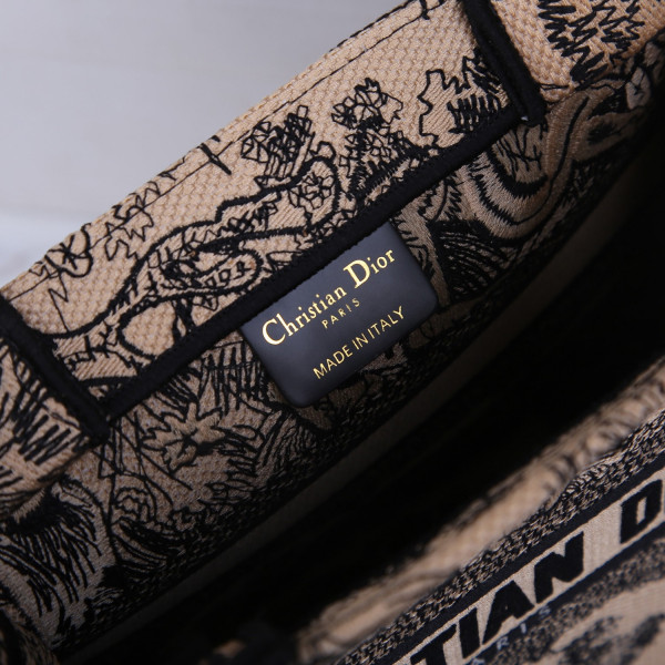 small D*or book tote