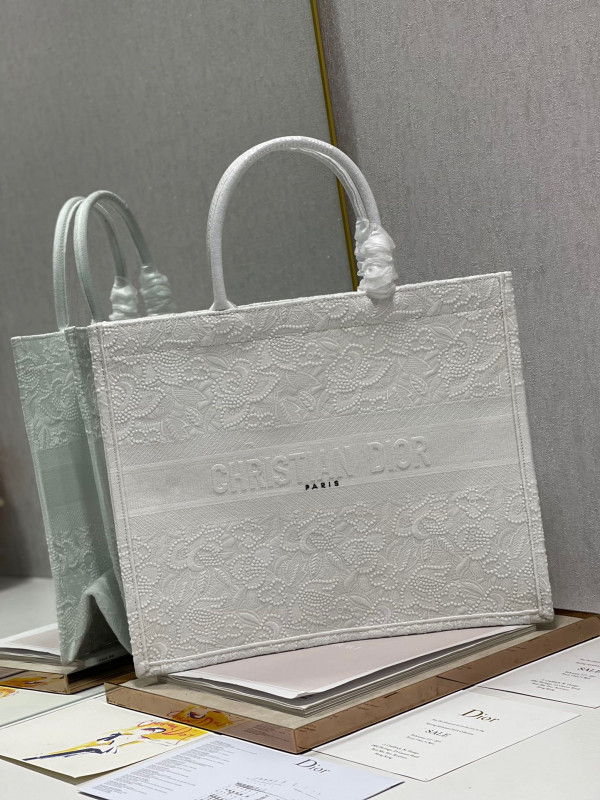 large D*or book tote