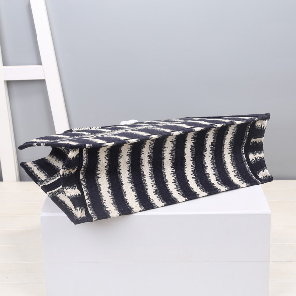 large D*or book tote
