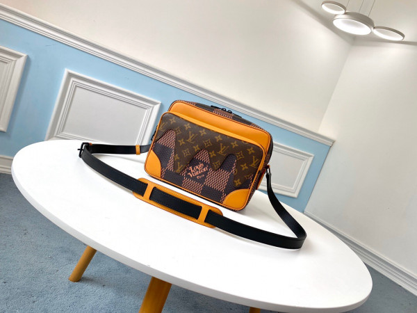 l**is V*t*n messager bag