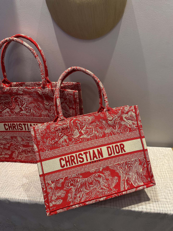 medium D*or book tote