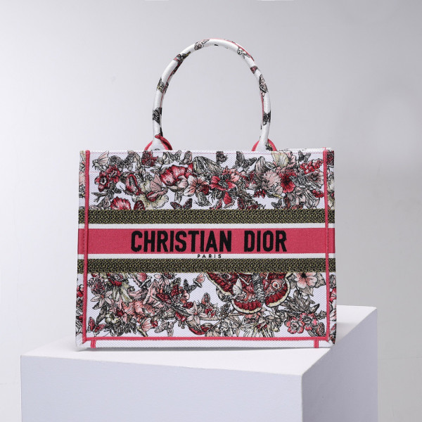 medium D*or book tote